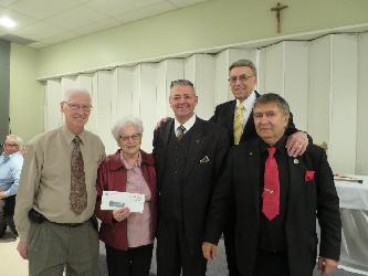  M. Jacques Lessard et son épouse, ont gagné un séjour de 2 jours au Château Bonne Entente et la location de 3 jours d'une décapotable Mercedes Benz. 
 Le prix est remis par M. Michel J. Deschamps, M. Roger Barbeau et M. Michel Lee. Merci à nos commenditaires Mecedes Benz de Québec et Le Château Bonene Entente.